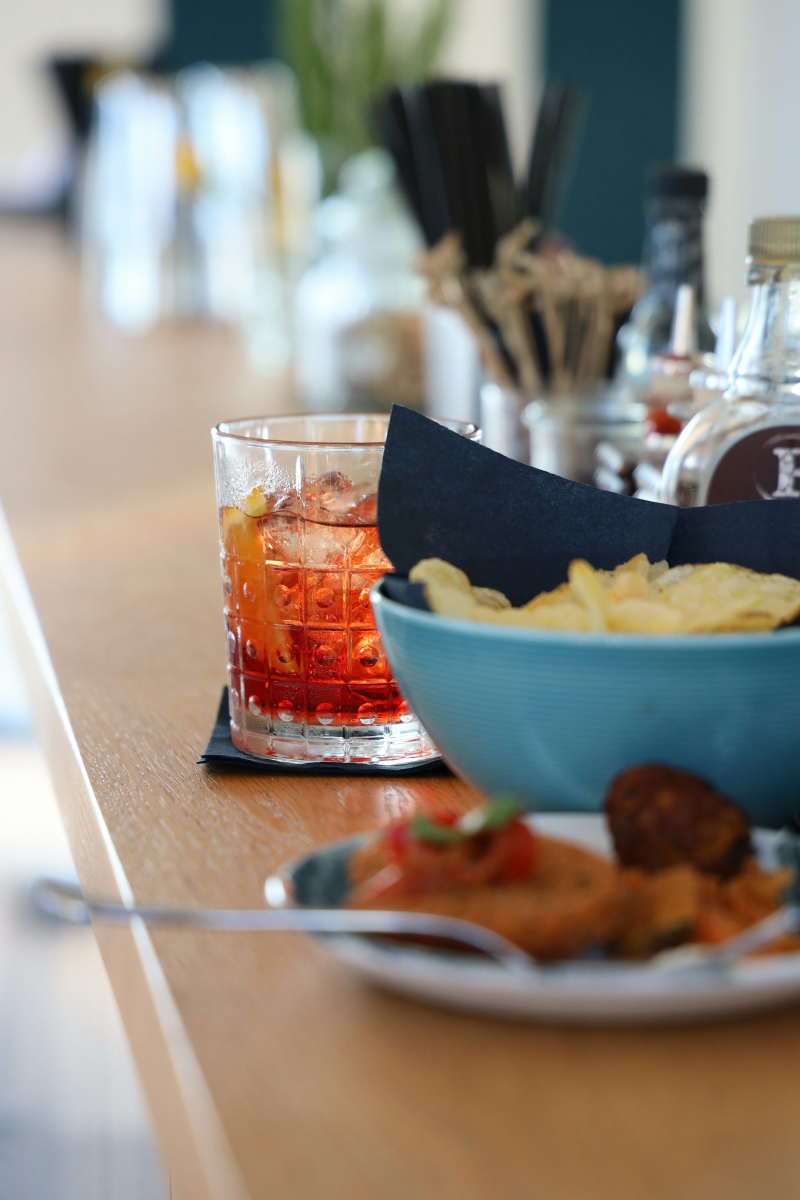 Productos y ambiente de un bar local